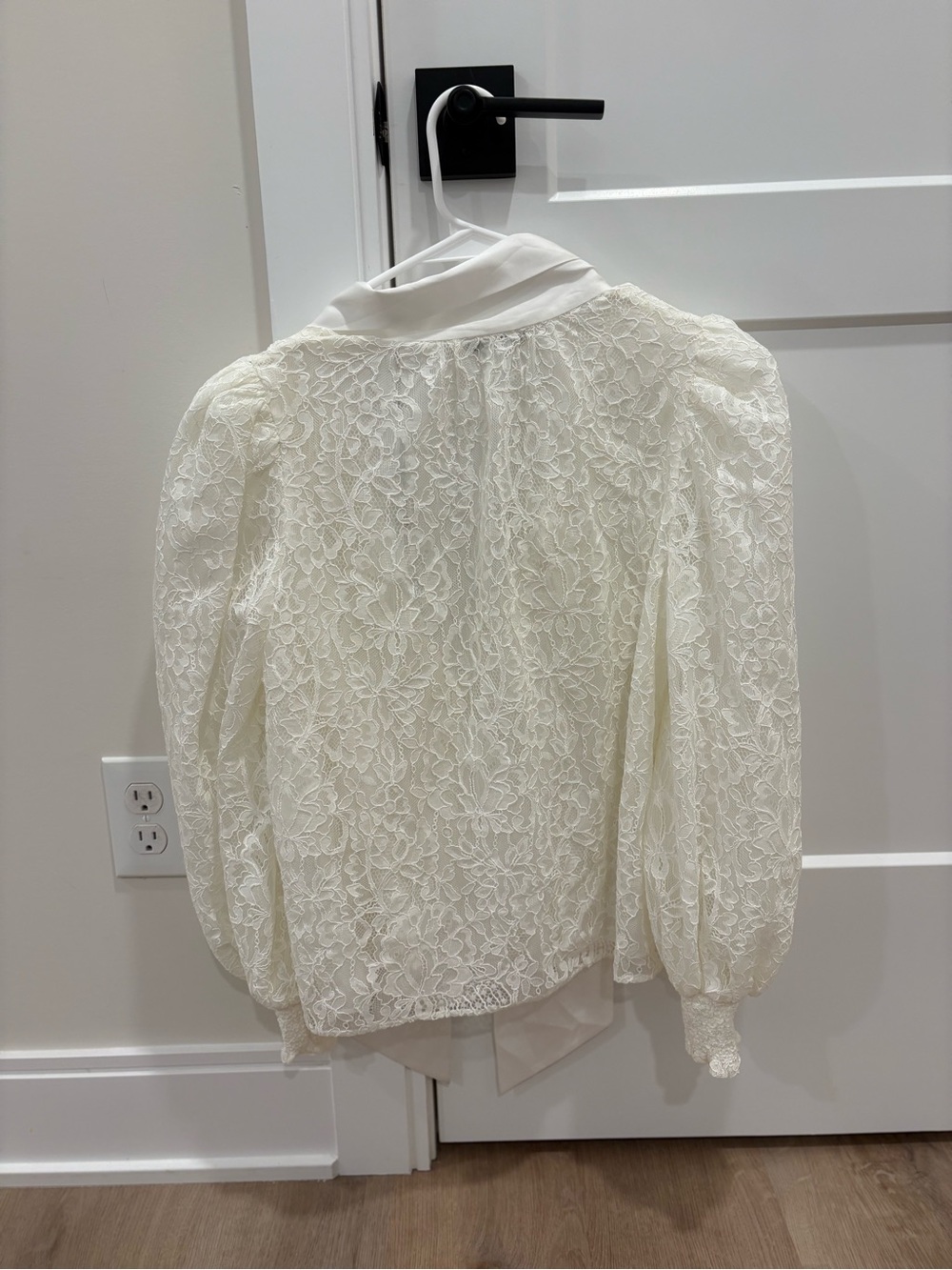 Alice + Olivia Cream Puff Sleeve Blouse Size Medium - Picture 9 of 11